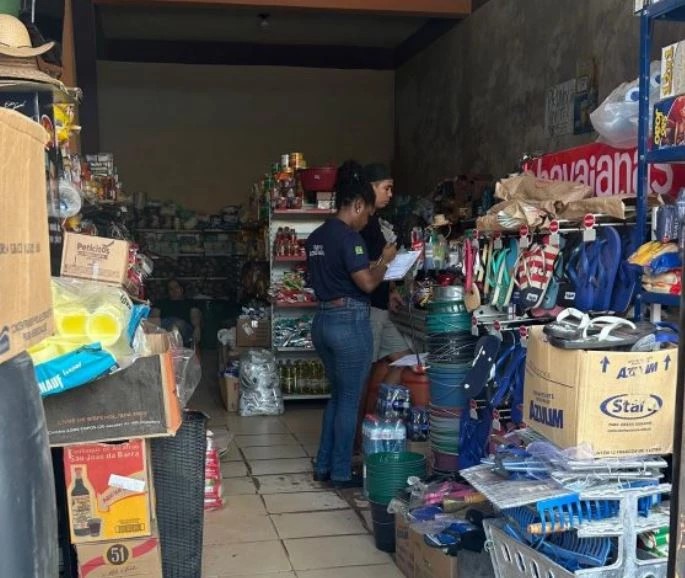 Estabelecimento no MA é autuado por usar embalagens vazias de agrotóxicos para armazenar cachaça artesanal