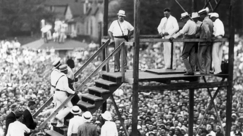 Estima-se que uma multidão de 20 mil pessoas se reuniu no Kentucky em 1936 para o enforcamento público de Rainey Bethea. — Foto: Getty Images via BBC
