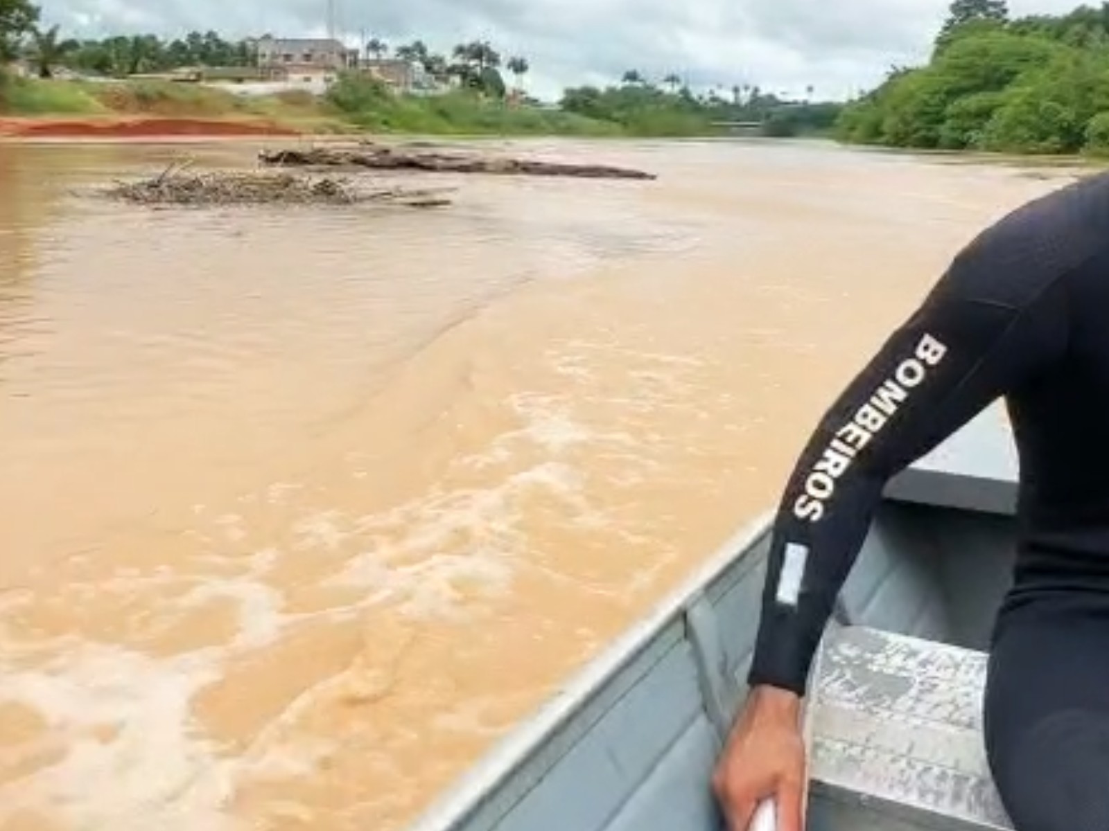 Bombeiros fazem buscas por homem que desapareceu após tentar atravessar trecho de rio no Acre