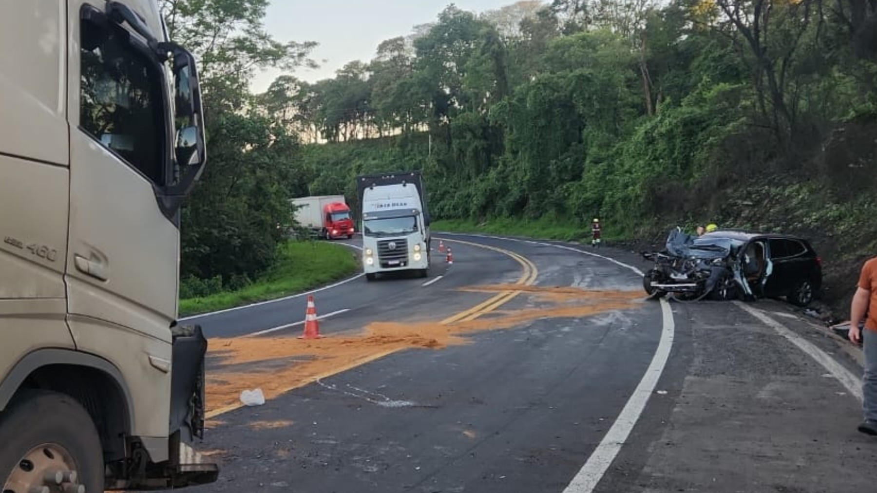 Região: Motorista de BMW fica ferido após se perder em curva e bater de frente com caminhão, no Paraná; PRF encontrou bebidas alcoólicas no carro