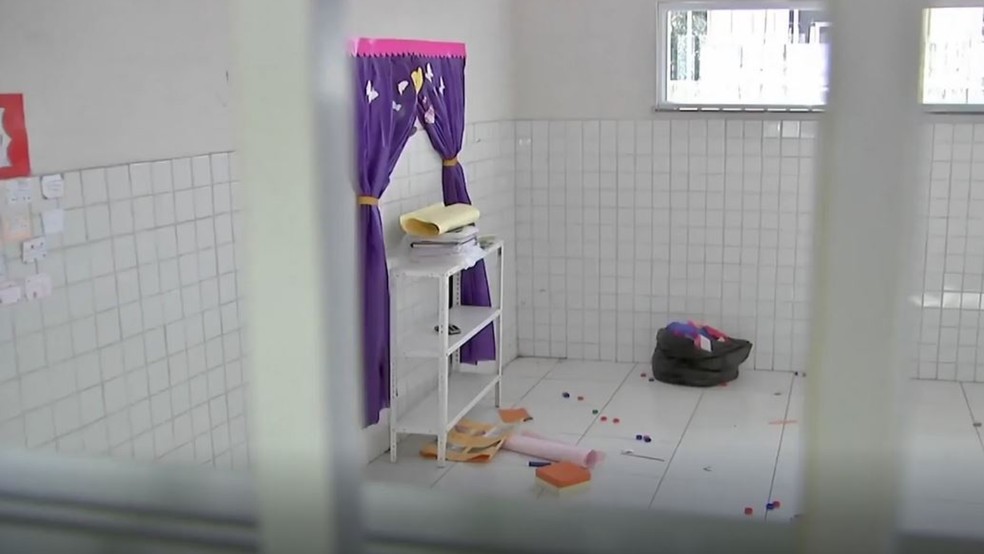 Escola de Uiraponga está sendo usada como base da polícia após saída dos moradores. — Foto: TV Globo/Reprodução