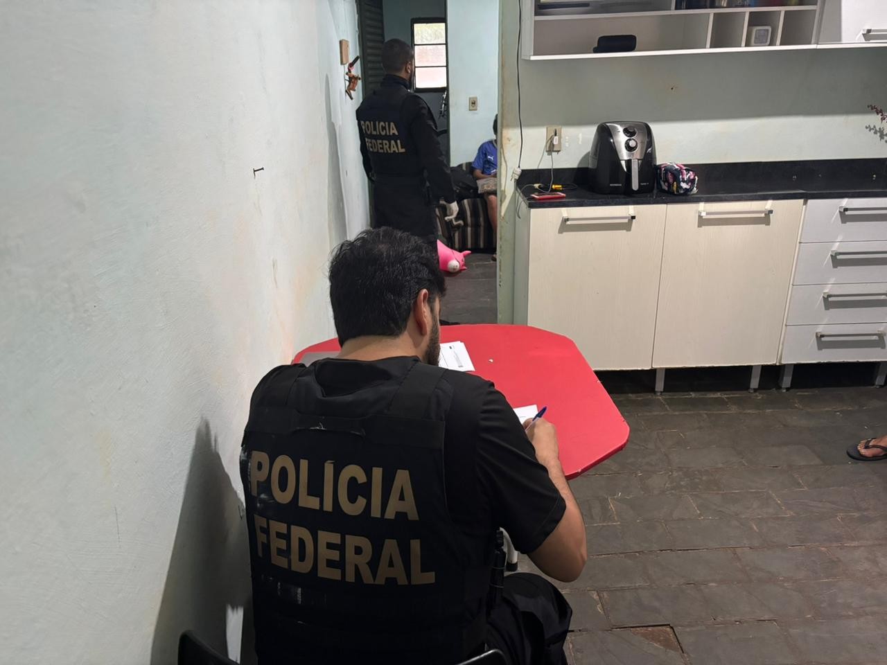Sócia de empresa envolvida na compra de veleiro apreendido com toneladas de cocaína é presa em operação da PF
