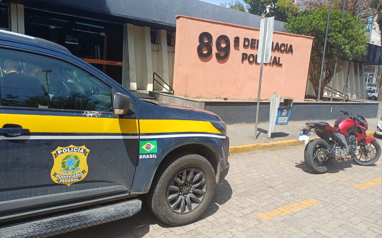 Jovem é preso com CNH falsa e moto clonada na Via Dutra, em Resende