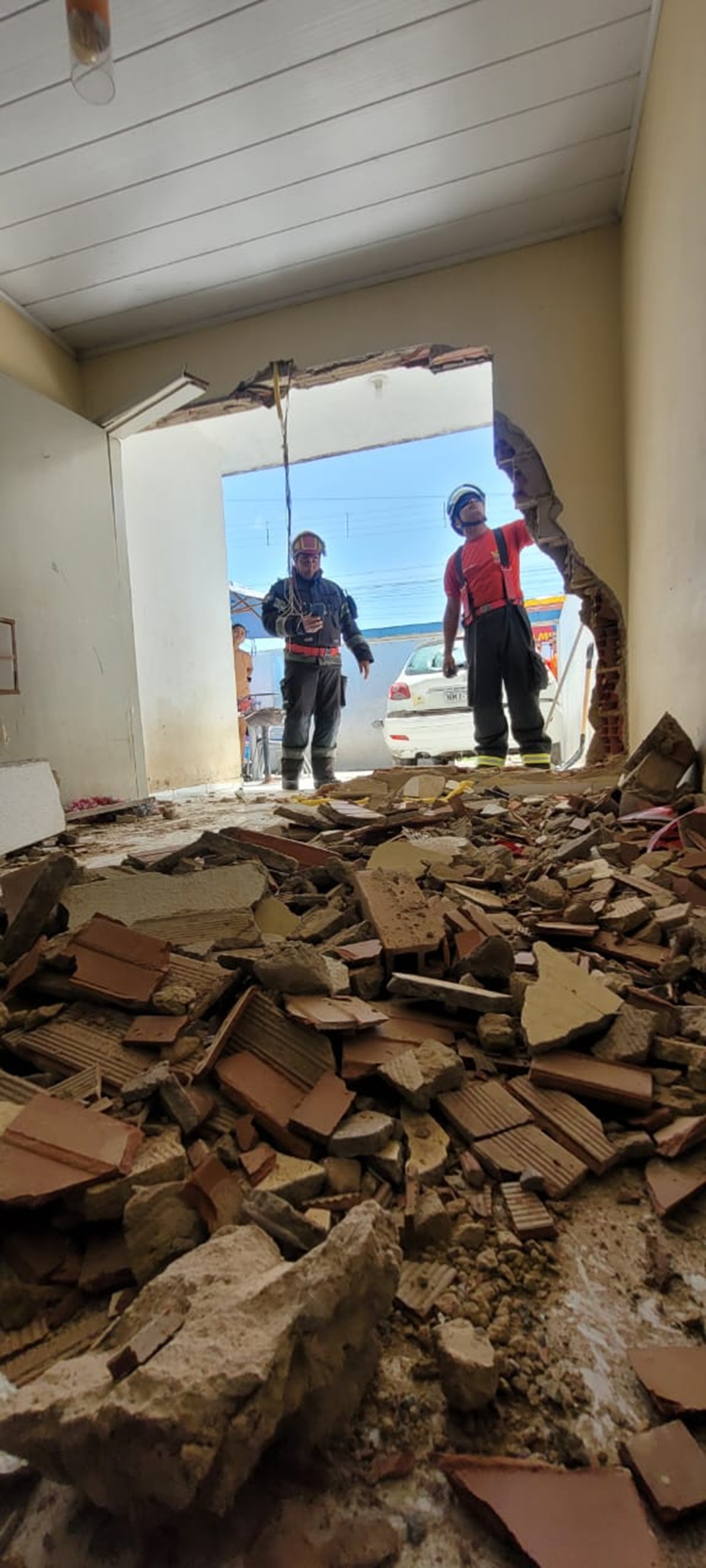 Jovem perde controle de carro e invade casa no Centro de Marechal Deodoro, em AL