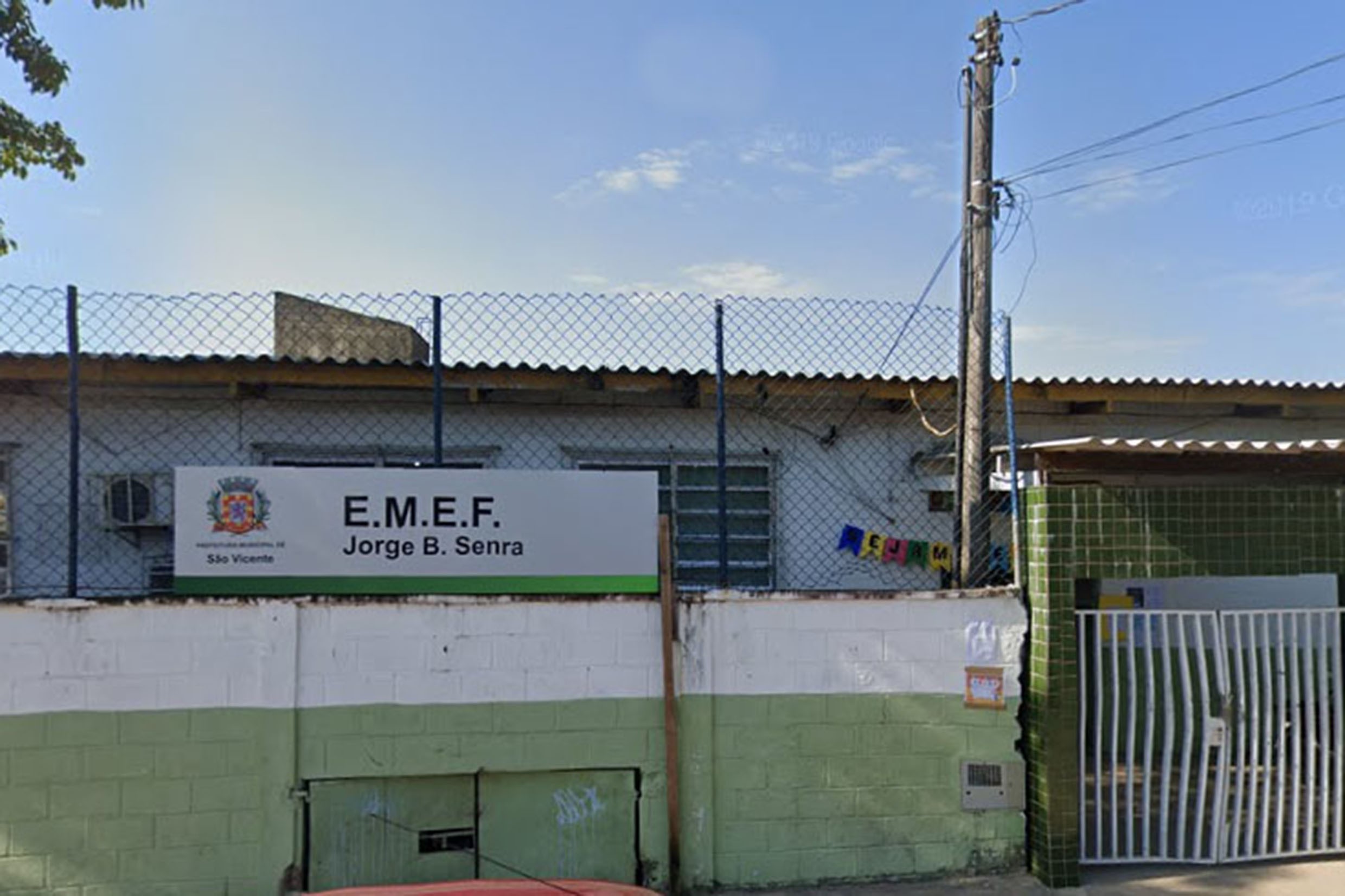 Briga com mais de 30 pessoas deixa feridas em frente a escola 