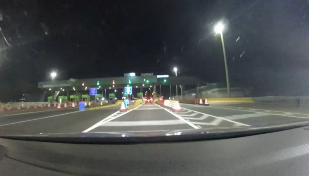 Momenro em que motorista passa pela pedágio e destrói cancela — Foto: Reprodução