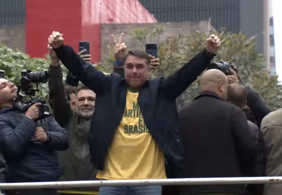 Flávio Bolsonaro durante ato na Avenida Paulista — Foto: Reprodução/Canal Bolsonaro