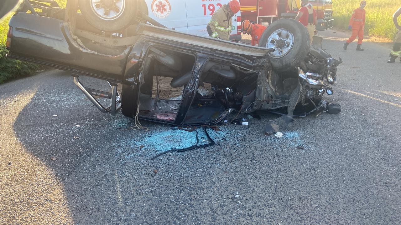 Batida entre caminhonete e caminhão deixa duas pessoas feridas em Nossa Senhora do Socorro