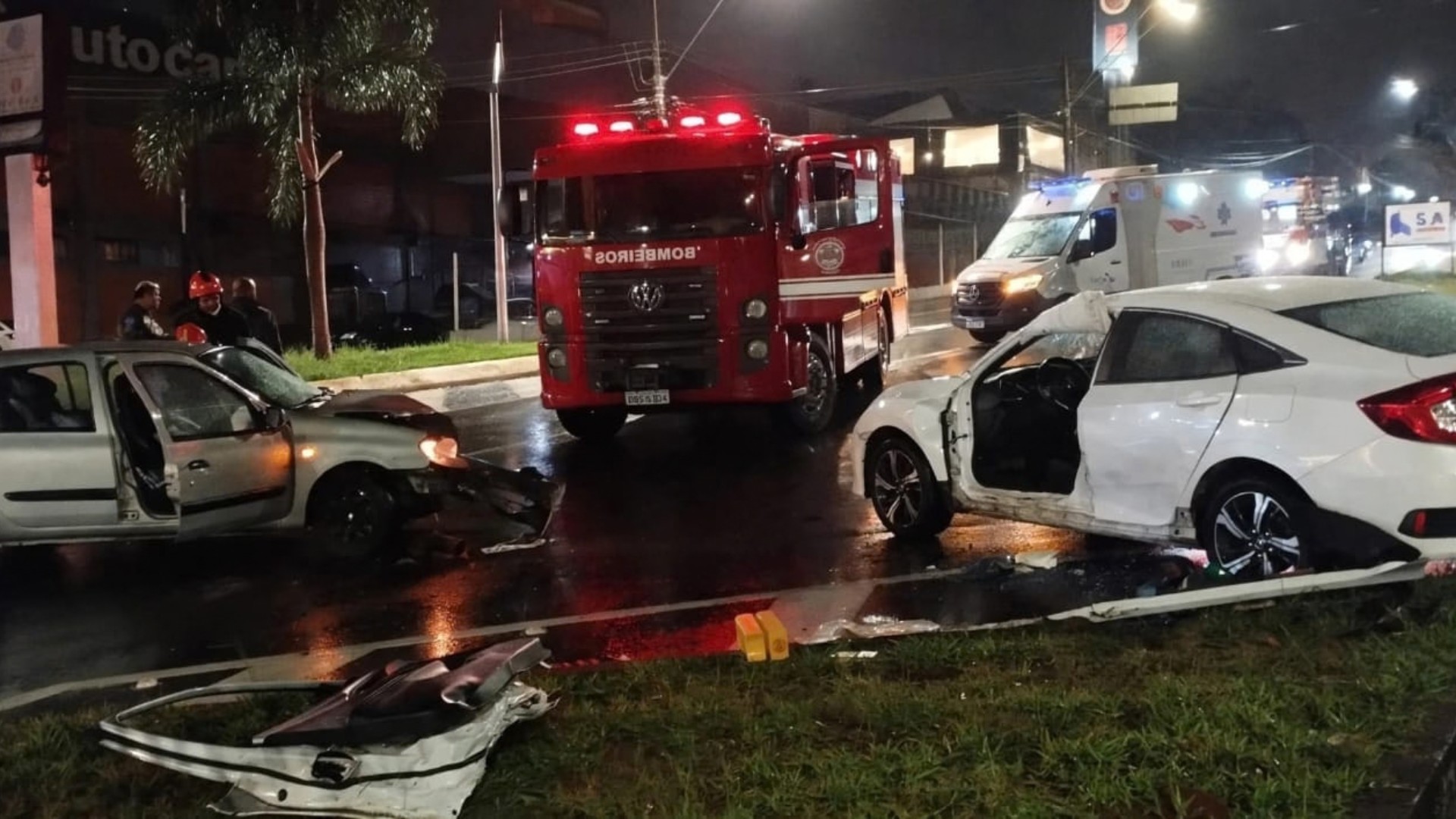 Duas pessoas ficam feridas em batida entre carros em cruzamento de Botucatu 