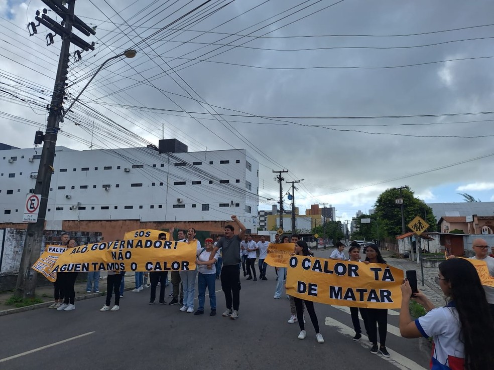 Estudantes fecham via em frente � Escola Padre Hildon Bandeira � Foto: Gr�mio Estudantil da Escola Padre Hildon Bandeira/Divulga��o