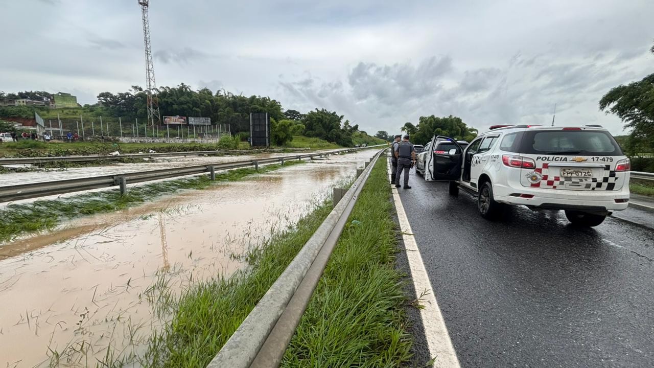Principal acesso a Campos do Jordão, Rodovia Floriano Rodrigues Pinheiro está interditada há mais de 30 horas