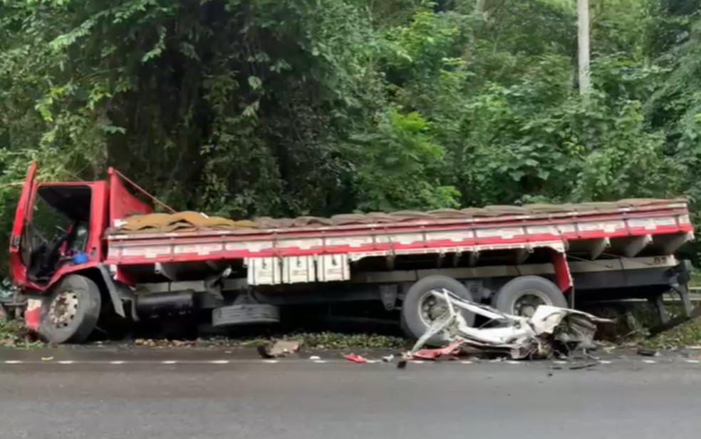 Carro rodou na pista e bateu na lateral de caminhão — Foto: Jackson Cristiano/Ubaitaba Urgente