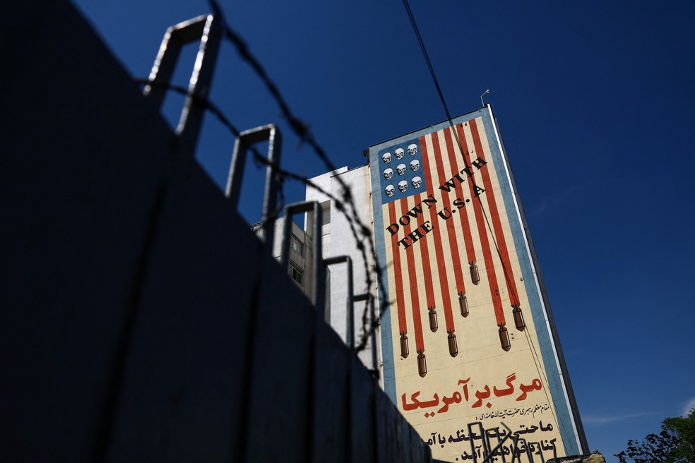 Mural anti-EUA é visto em Teerã, capital do Irã, em 11 de abril de 2026. Guerra no Oriente Médio está na sexta semana. — Foto: Majid Asgaripour/WANA via Reuters