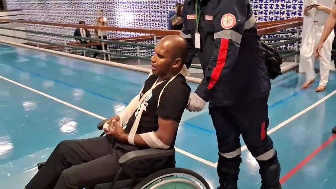 Manifestante retirado por policiais da Câmara sofre mata-leão e é avaliado por risco de infarto, diz brigada; veja vídeo do momento