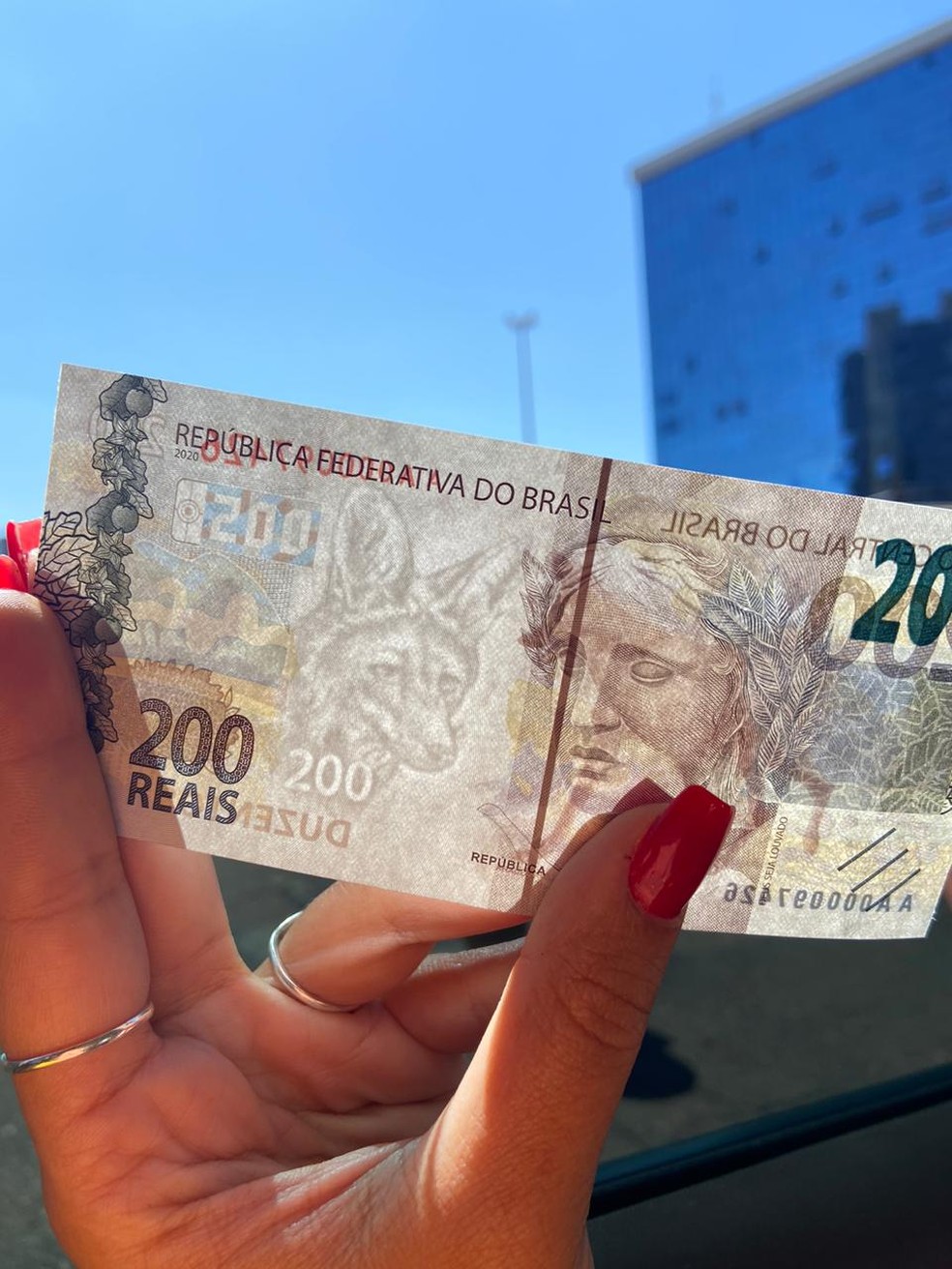 Cédula de R$ 200 entra em circulação e colecionadores fazem fila para garantir primeiras notas no DF — Foto: Isabela Melo/TV Globo