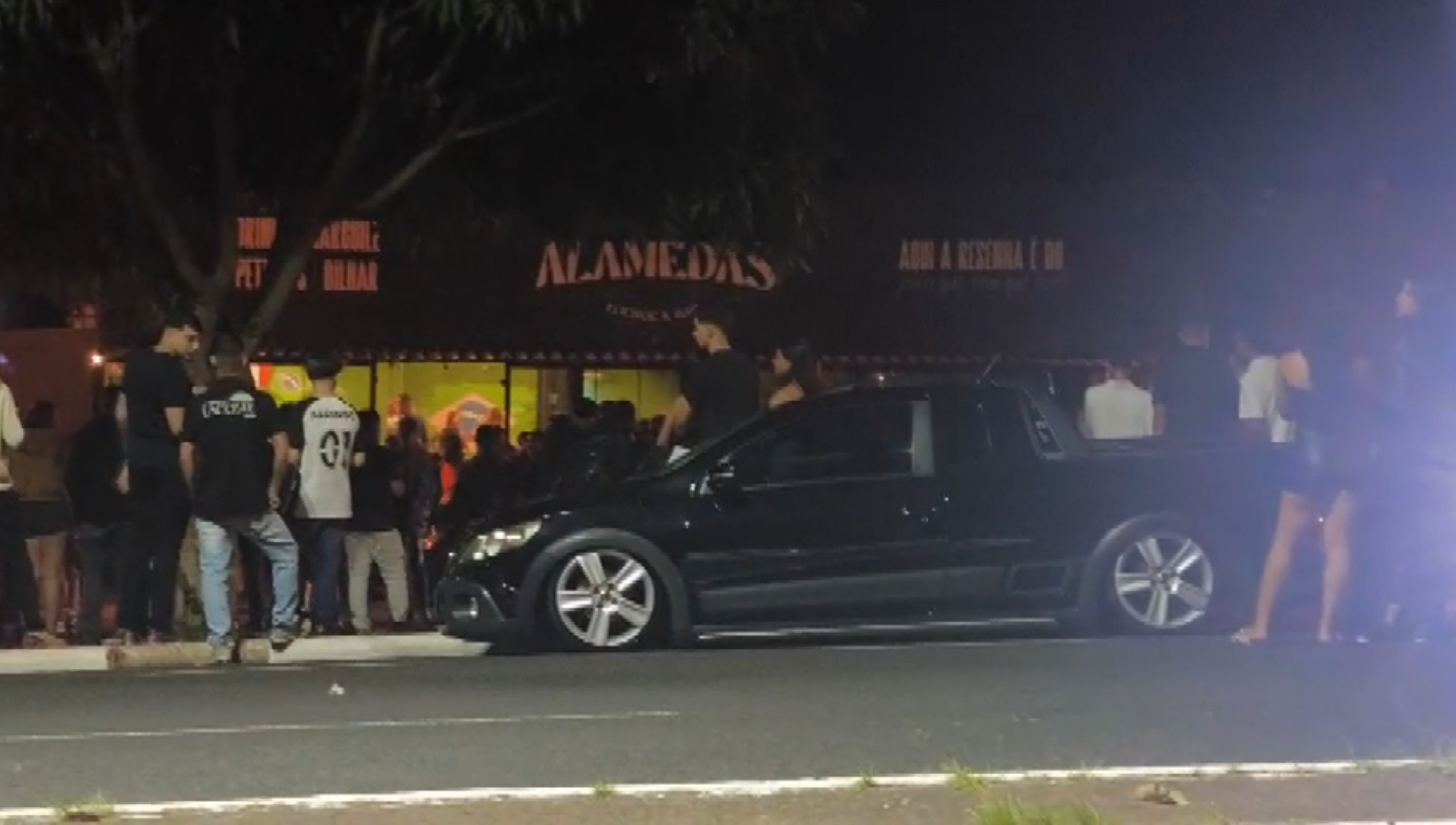 Som alto, rachas e sujeira: moradores relatam transtornos nas madrugadas perto de bar em Franca, SP