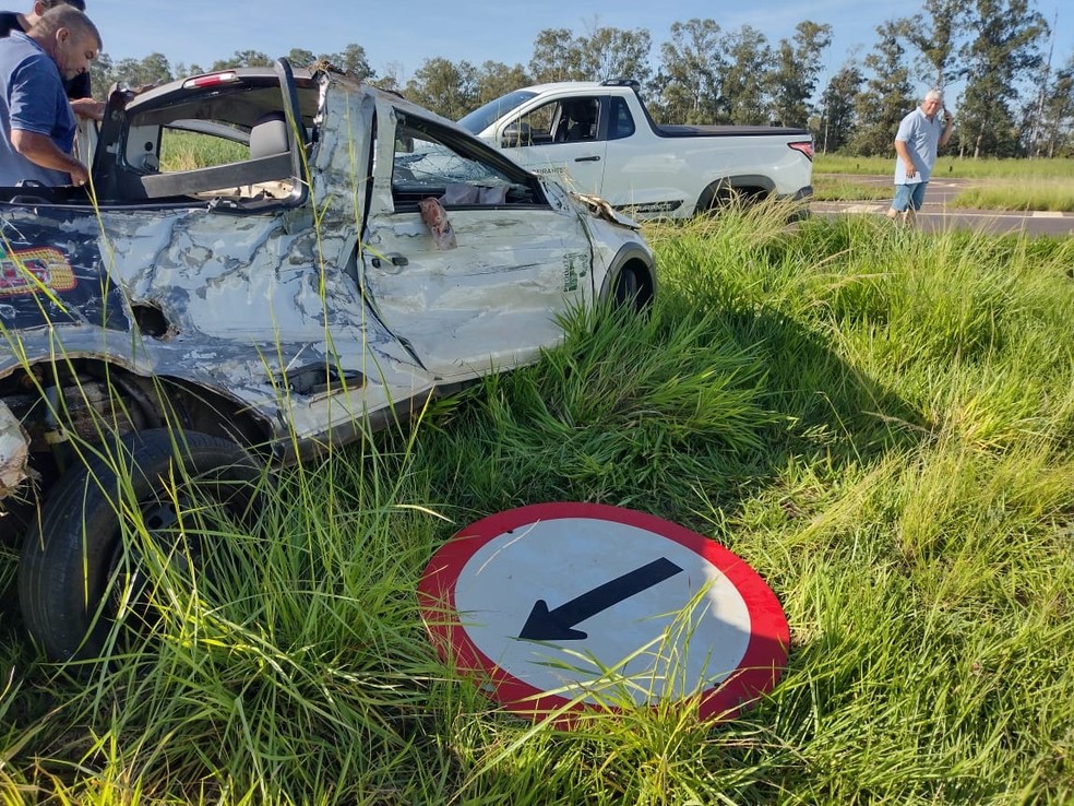 Picape capotou em Taciba (SP) na manhã desta quinta-feira (2) — Foto: Cedida