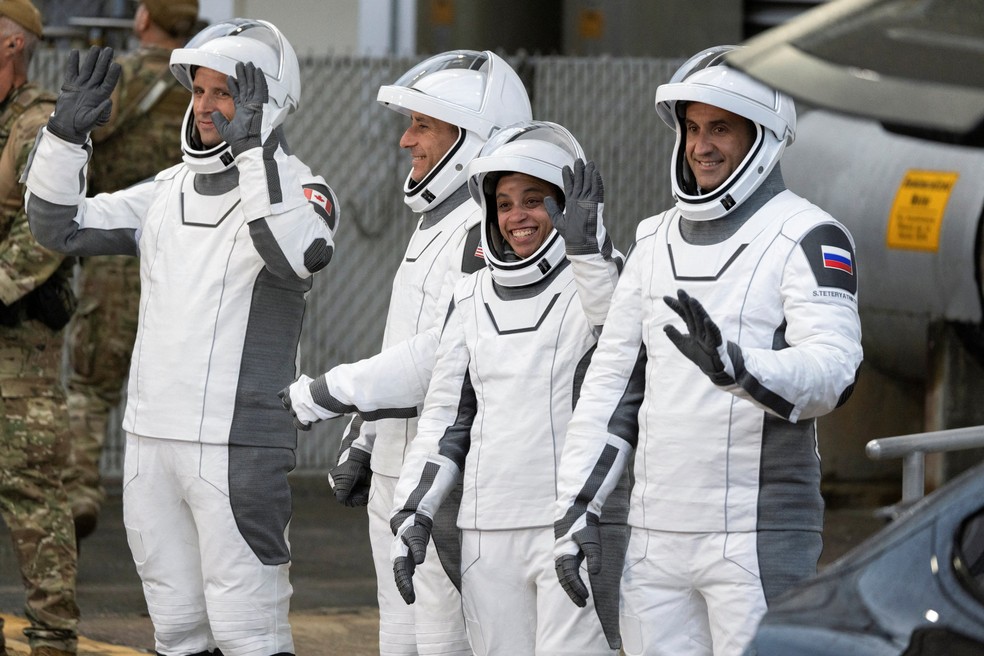Tripulação da Crew-13. Da esquerda para a direita, astronauta da Agência Espacial Canadense Joshua Kutryk, os astronautas da Nasa, Luke Delaney e Jessica Watkins, e o cosmonauta russo, Sergey Teteryatnikov. — Foto: REUTERS/Philip Scott Andrews