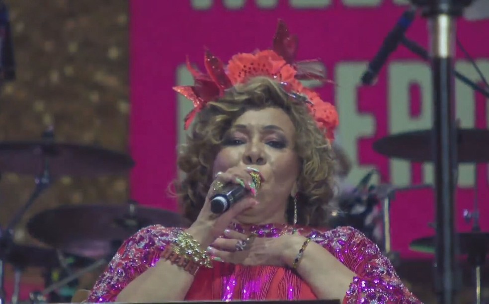 Alcione se emocionou ao receber notícia da vitória de 'Ainda estou aqui' no Oscar durante show no carnaval do Recife — Foto: Reprodução/TV Conecta