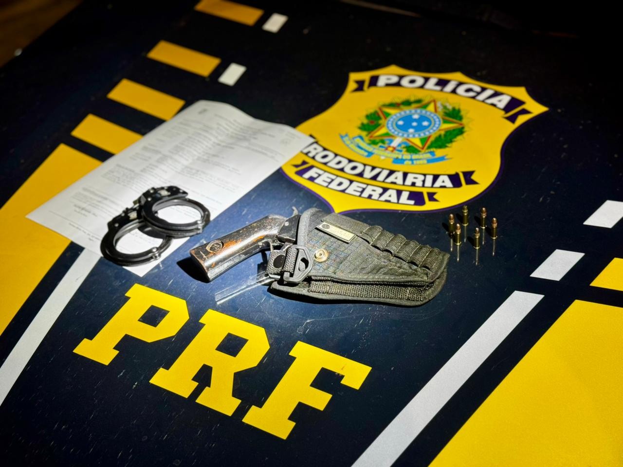 PRF prende homem com mandado em aberto e apreende arma e munições na BR-163