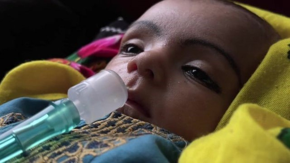 O hospital não tem máscaras de oxigênio com tamanho adequado para o rosto dos bebês — Foto: BBC