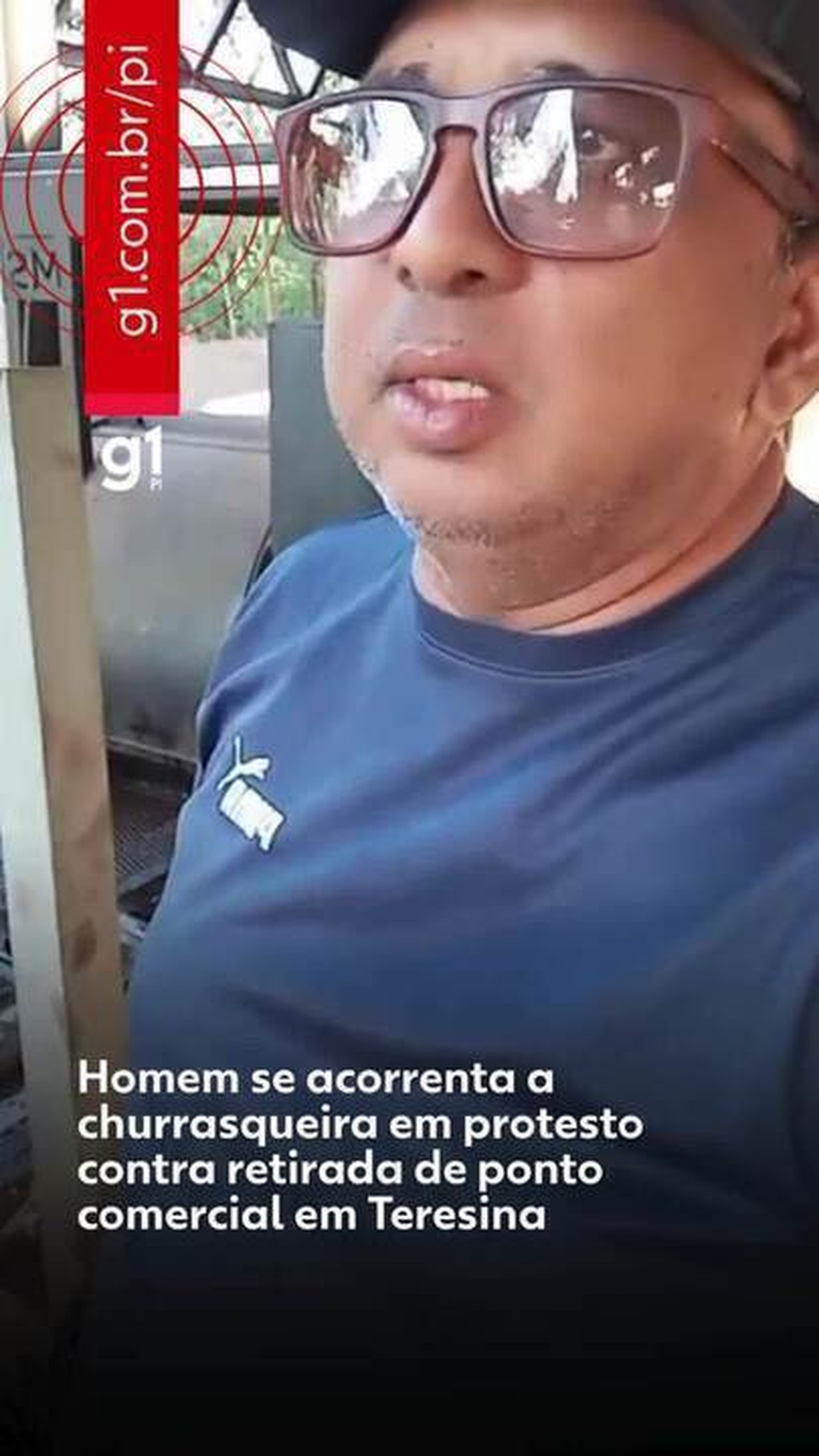 Homem se acorrenta a churrasqueira em protesto contra retirada de ponto comercial em Teresina