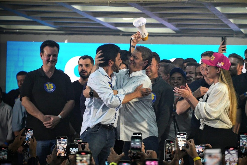 Ricardo Nunes e Tarcísio de Freitas se abraçam após vitória — Foto: Fabio Tito/g1