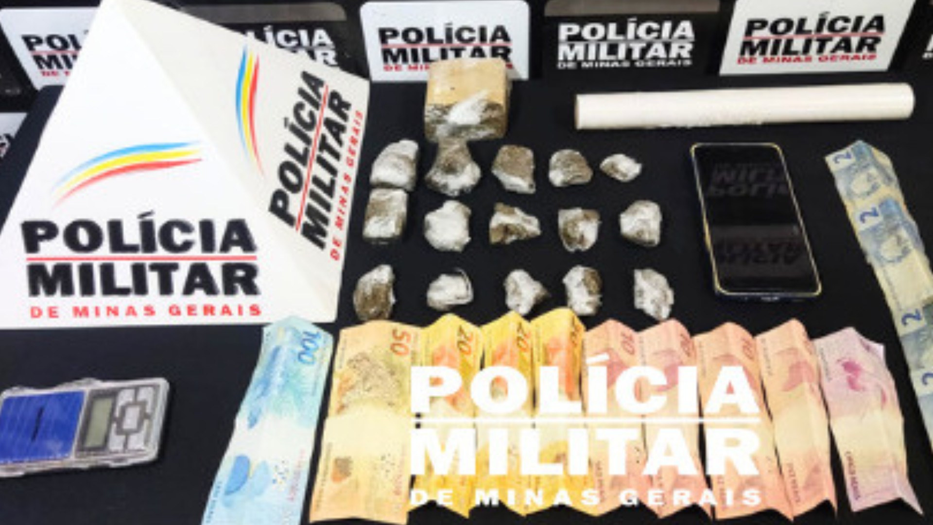 Homem flagrado com drogas em casa tenta subornar PM com R$ 2 mil para não ser preso em MG