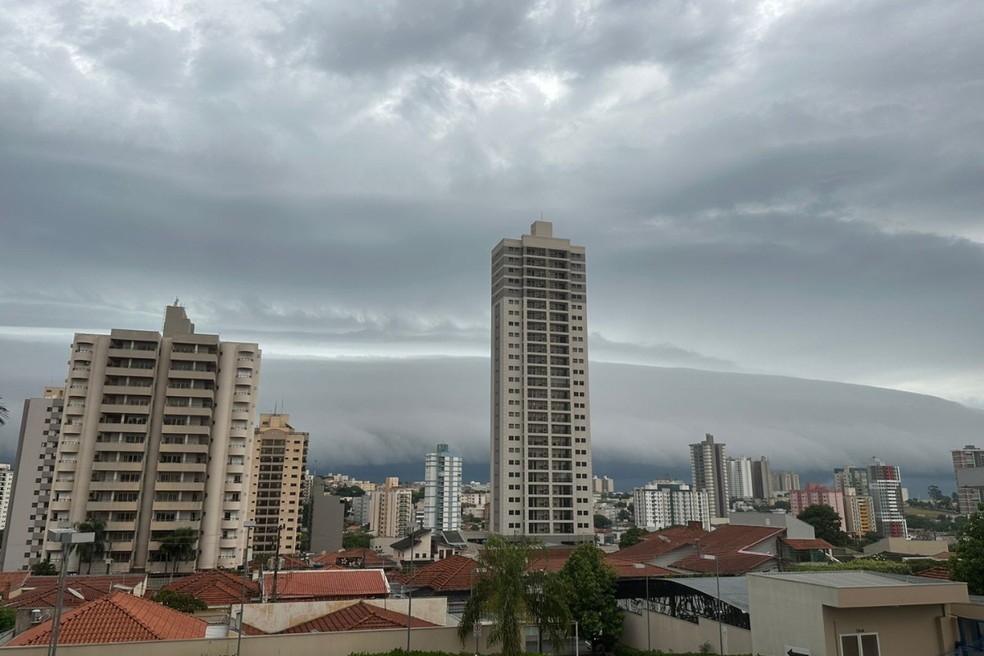 Nuvem cumulonimbus, que parece “engolir” Presidente Prudente, é observada na manhã desta segunda-feira (17) — Foto: Emerson Sanchez/TV Tem