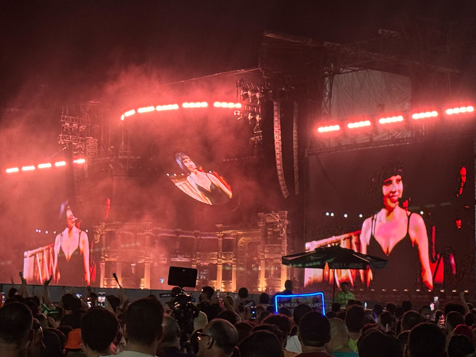 Show de Lady Gaga terá 7 mil convidados VIPs e cardápio inspirado em livro do pai da cantora