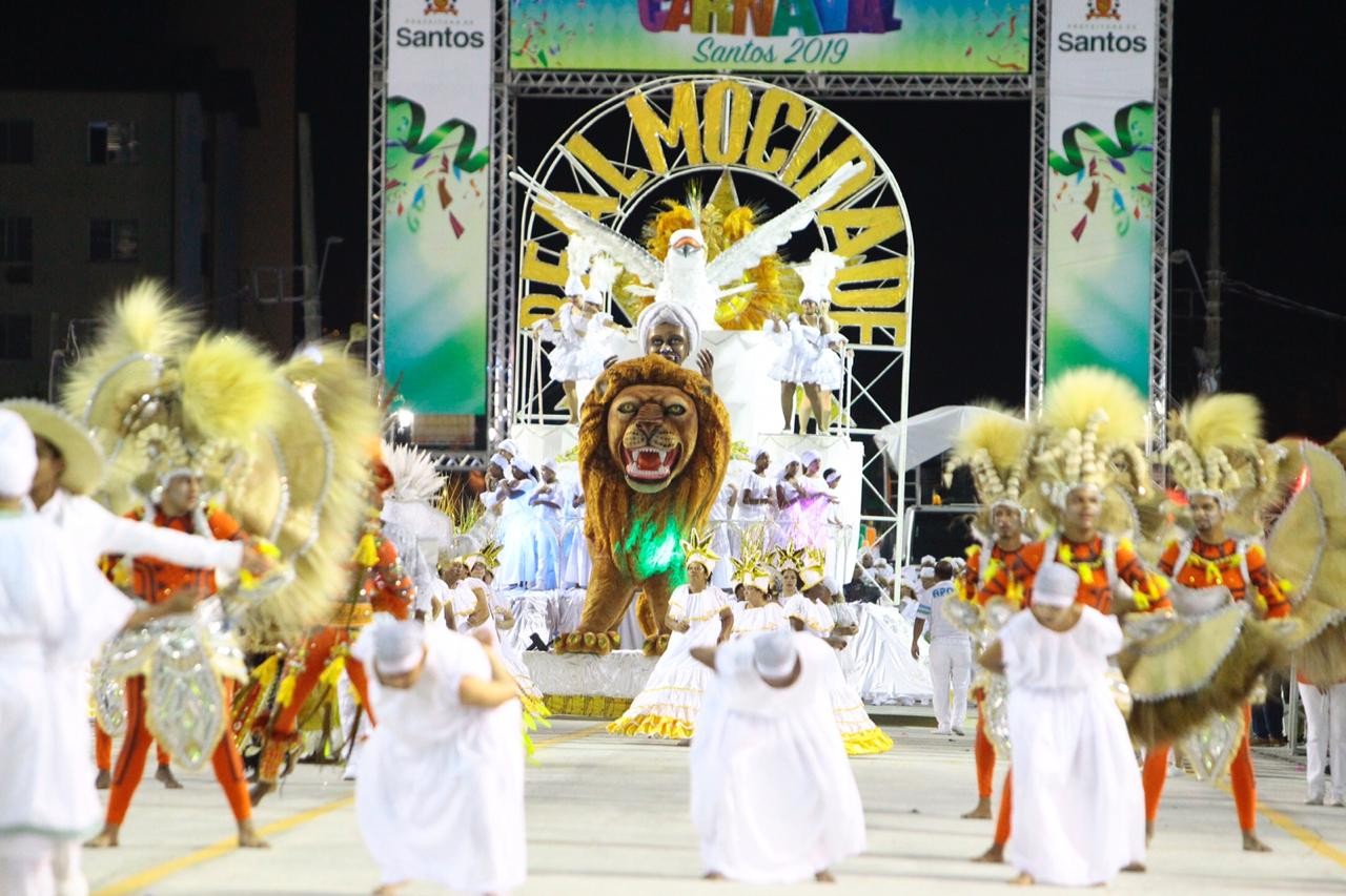 Real Mocidade mistura samba e forró em homenagem ao Rei do Baião, Luiz Gonzaga, no Carnaval de Santos