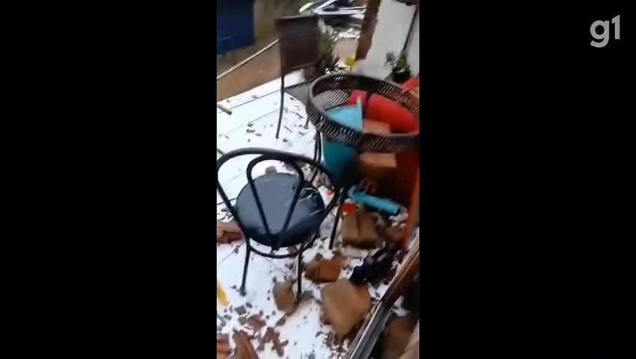 Vídeo: moradora relata desespero ao chegar em casa e ver imóvel atingido por temporal: 'Foi um pesadelo'