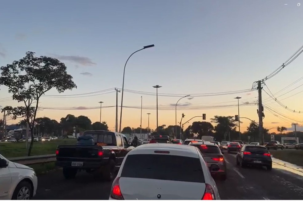 Semáforos apagados causam fila quilométrica em rotatória de MS | G1