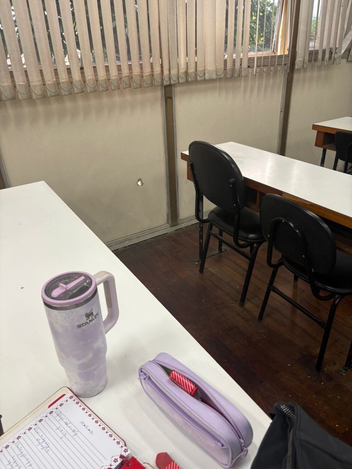 Tiro atinge sala de aula no Fundão durante operação policial na Maré; helicóptero pousa no campus da UFRJ