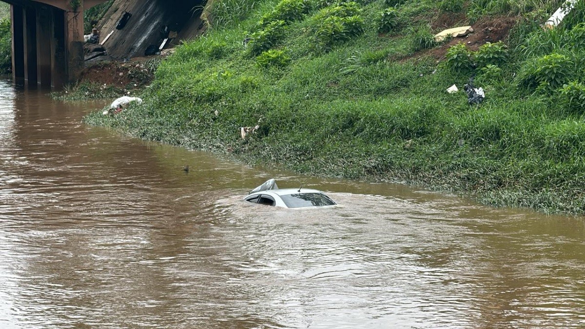 Carro com quatro pessoas cai no Rio Paraibuna e afunda em Juiz de Fora