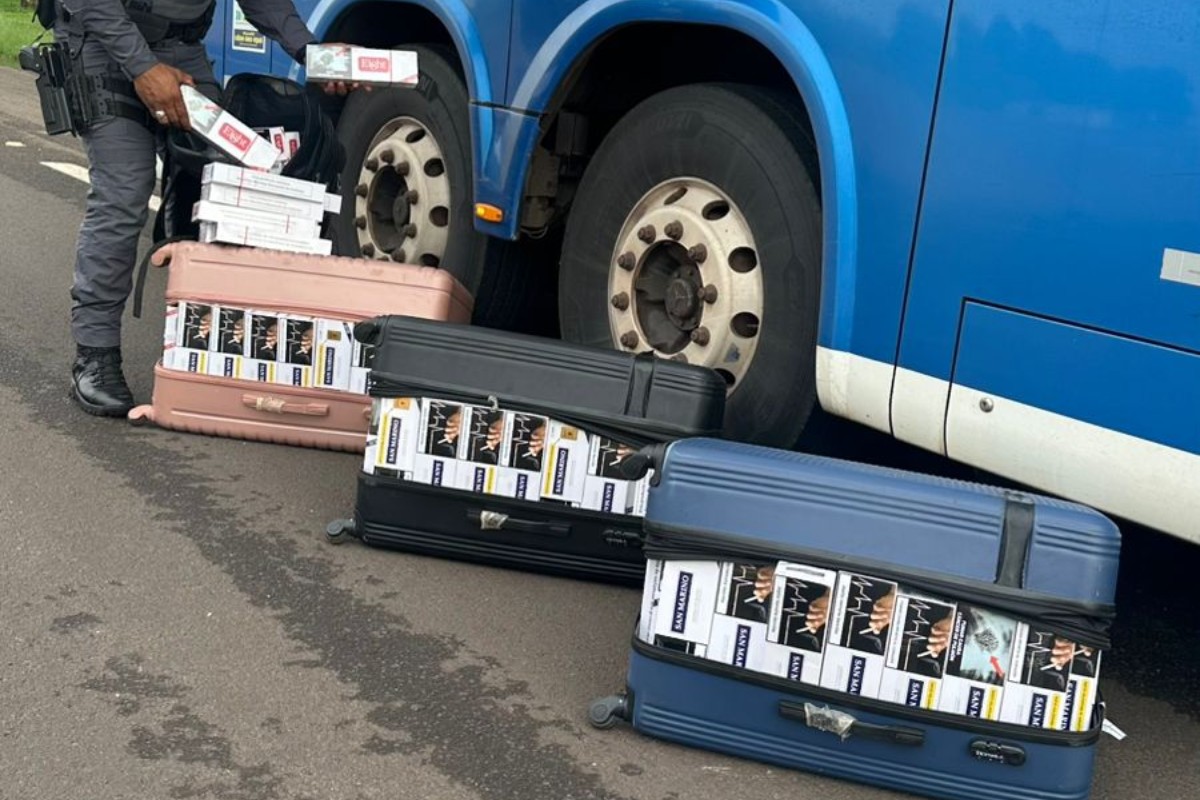 Mulher é presa após ser flagrada com mochila e malas cheias de maços cigarros contrabandeados no interior de SP