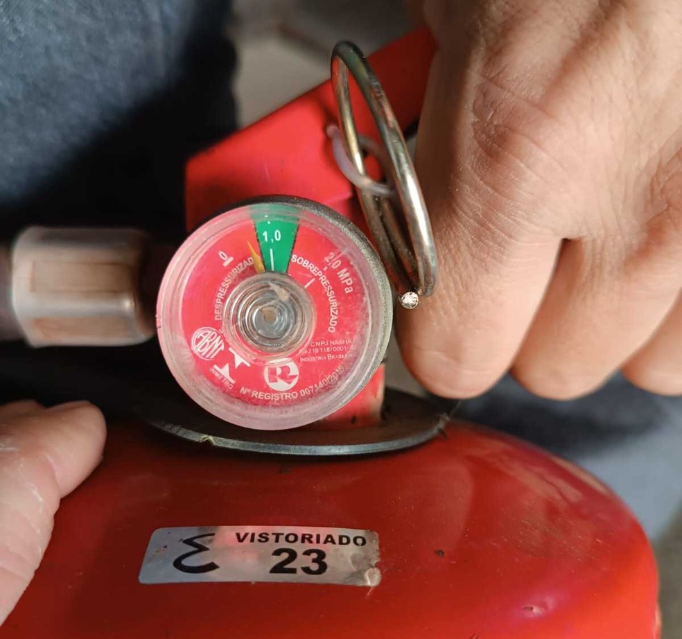 Extintor de ônibus apreendido em Regente Feijó (SP) estava com o indicador fora da faixa de pressão — Foto: ANTT