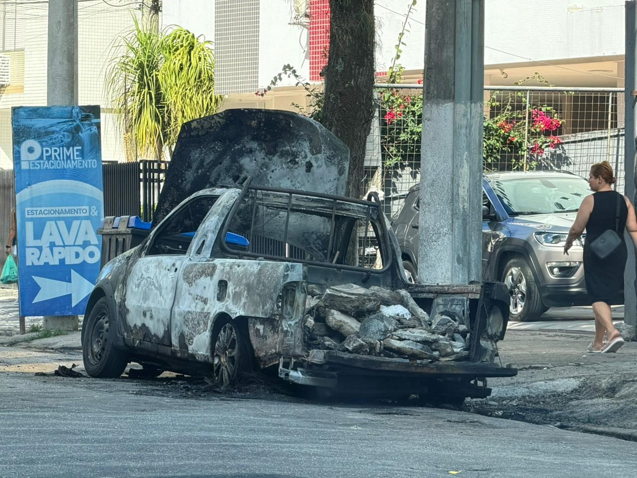 Carro pega fogo em avenida de Santos; VÍDEO