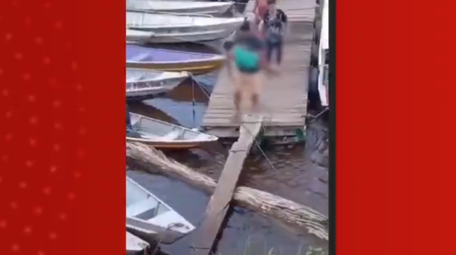 Família é resgatada após canoa naufragar no Rio Amazonas, em Itacoatiara