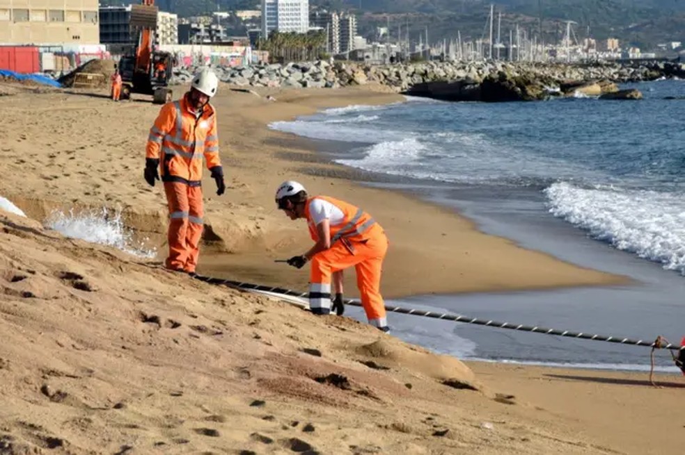 Os cabos submarinos têm a espessura de uma mangueira, para fácil instalação e reparo — Foto: Getty Images