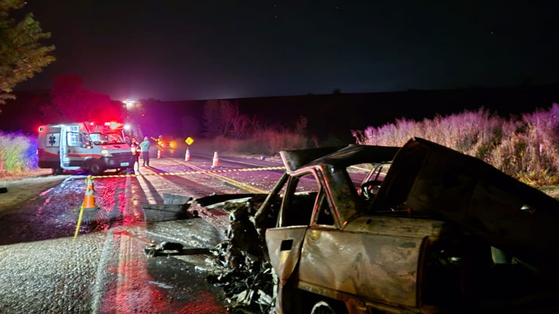 Motorista morre carbonizado em batida entre carro e dois caminhões na BR-153 em Prata 