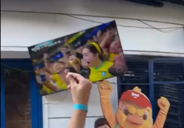 'Canarinho Pistola' derruba TV em bar do Leblon durante Brasil x Japão: 'Excesso de emoção'