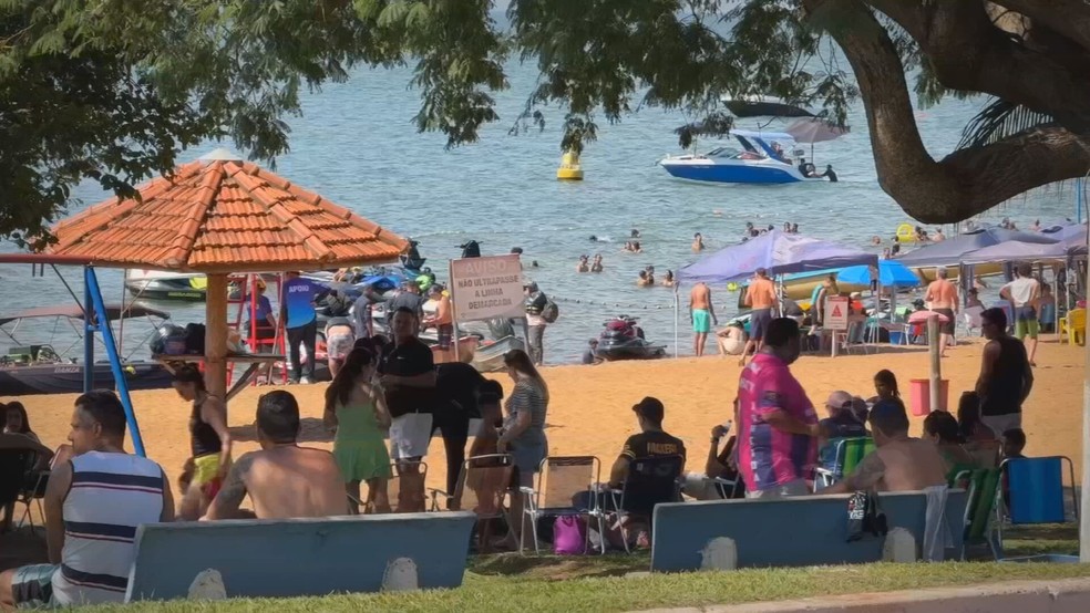 4 de 6
Na prainha do Figueiral os visitantes aproveitam m&uacute;sica, esporte e contato com a natureza &mdash; Foto: Reprodu&ccedil;&atilde;o/TV TEM