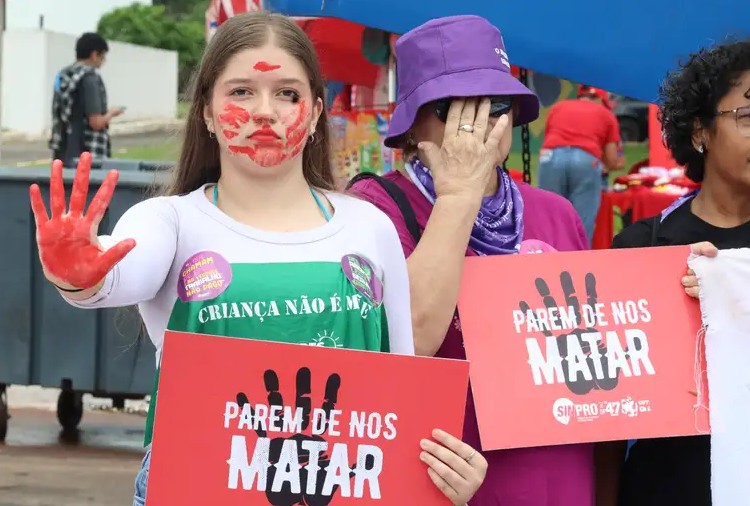 Dia da Mulher: ato reúne mil pessoas no centro de Brasília; veja imagens