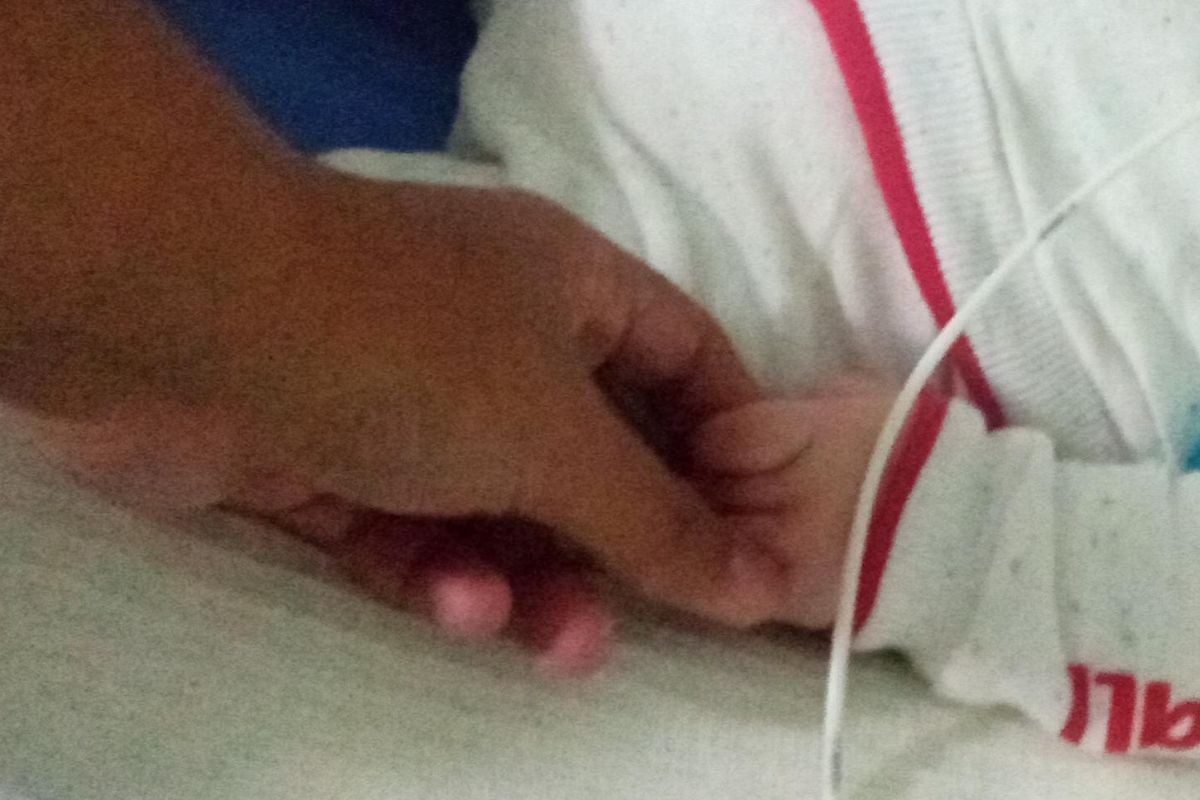 Mãe perde útero após parto a vácuo e filha sofre sequelas depois de 14 minutos sem respirar: 'vai vegetar pelo resto da vida'
