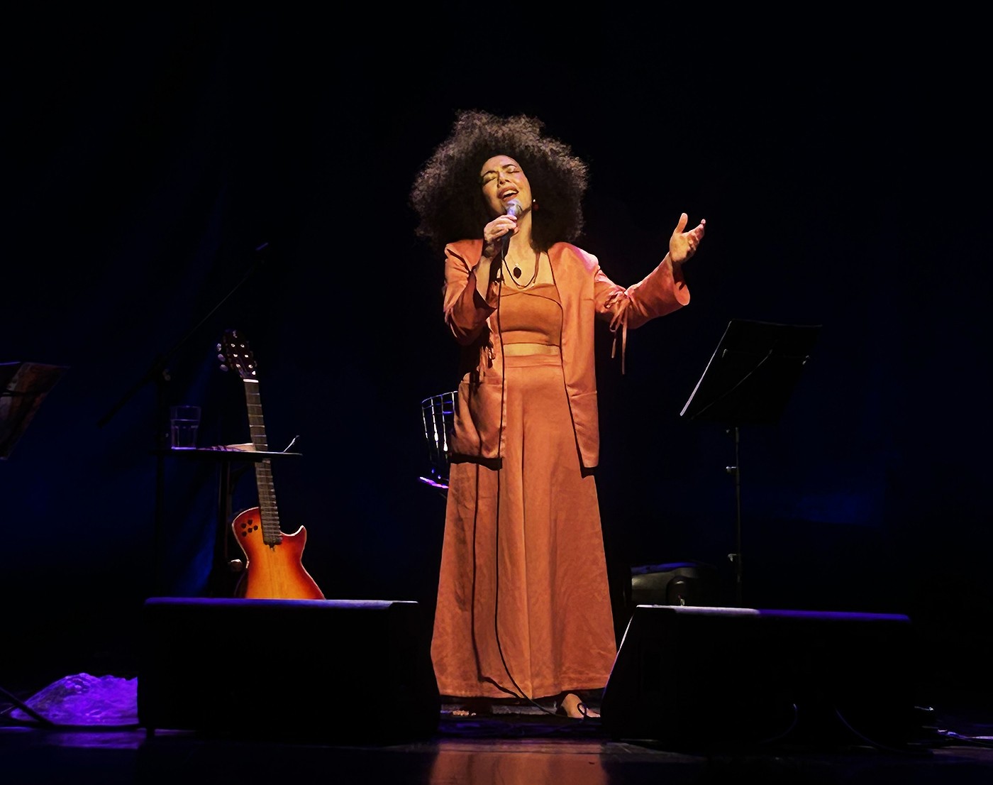 Vanessa Moreno doma o ritmo, em show no Rio, com a musicalidade livre e exuberante que a agiganta no palco | Blog do Mauro Ferreira