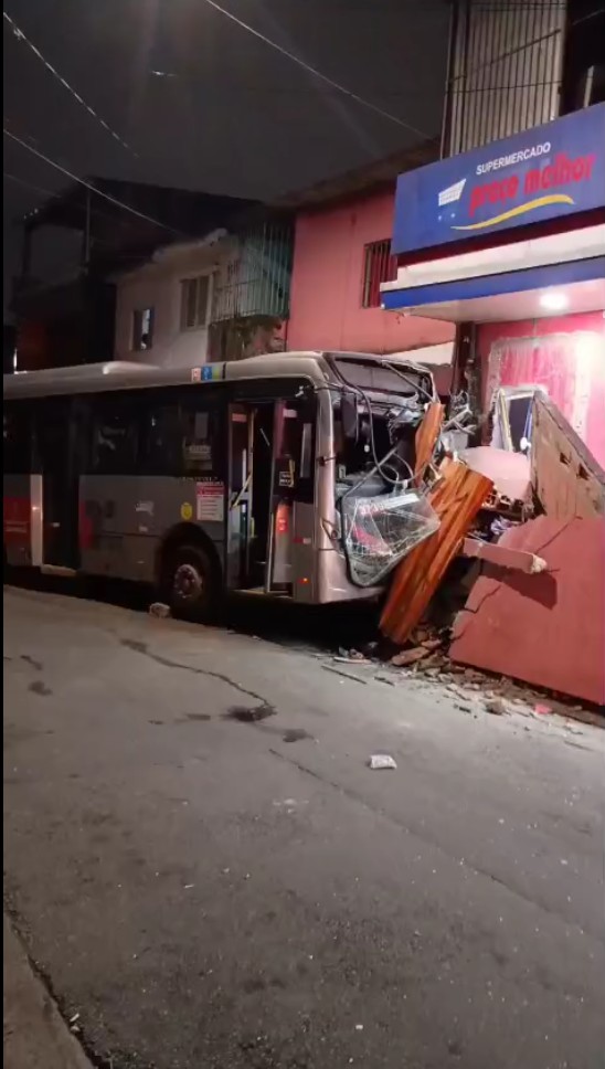Imagens mostram ônibus furtado invadindo mercado na Zona Leste de SP; motorista fugiu