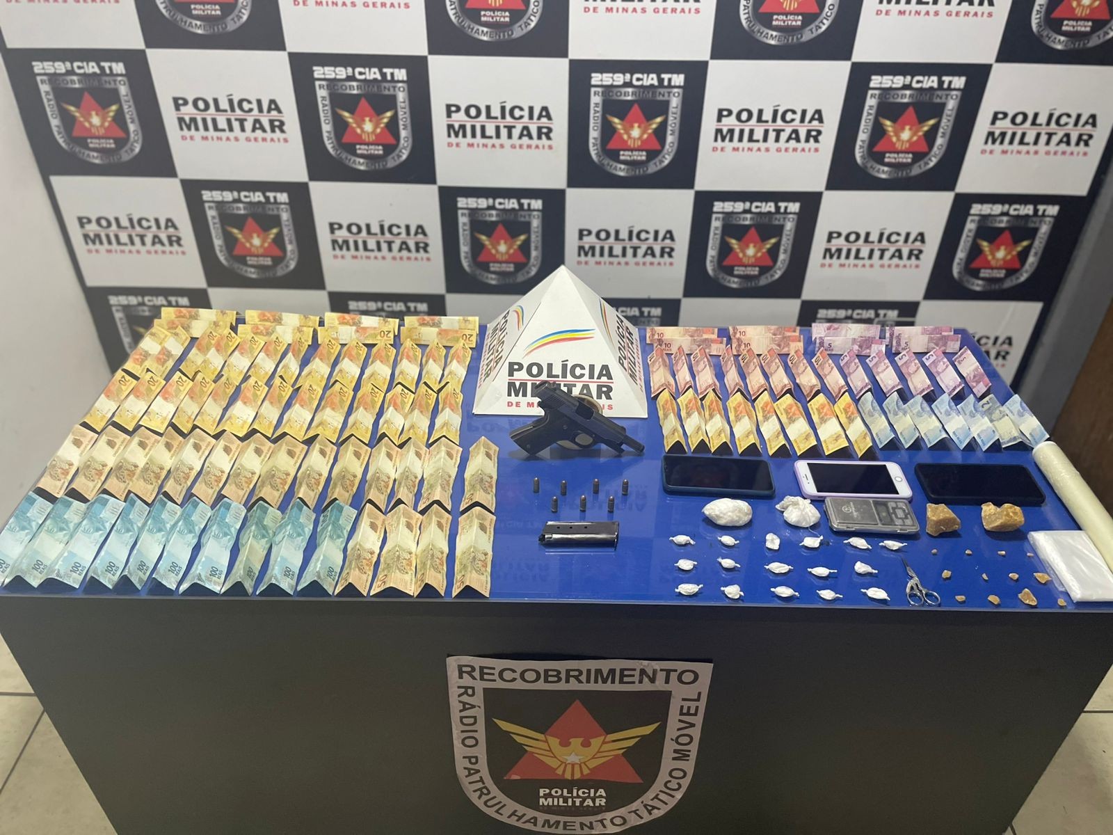 Quatro pessoas são presas após PM apreender arma, drogas, dinheiro e munições em Pirapora