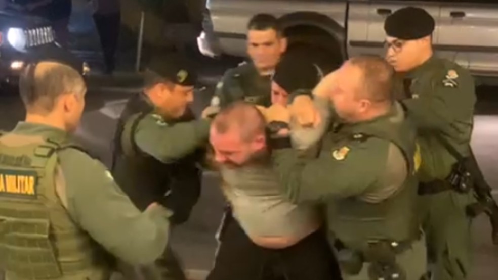 Delegado é detido por chamar policial militar de 'vagabundo' — Foto: Reprodução