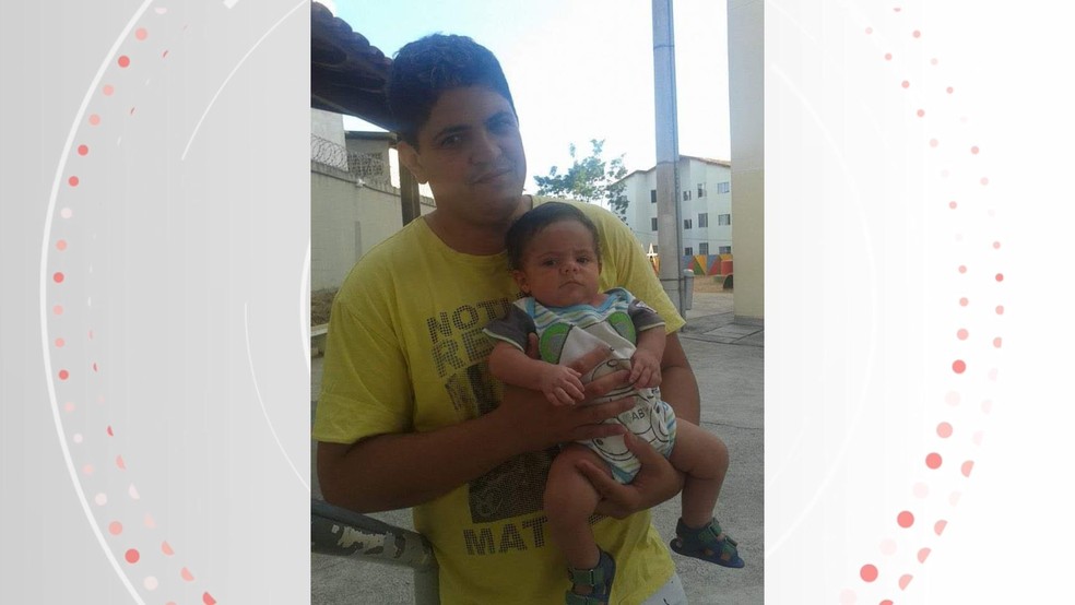 Gabriel Fontes aos cinco meses, no colo do pai, Francisco Barros.  — Foto: Arquivo pessoal